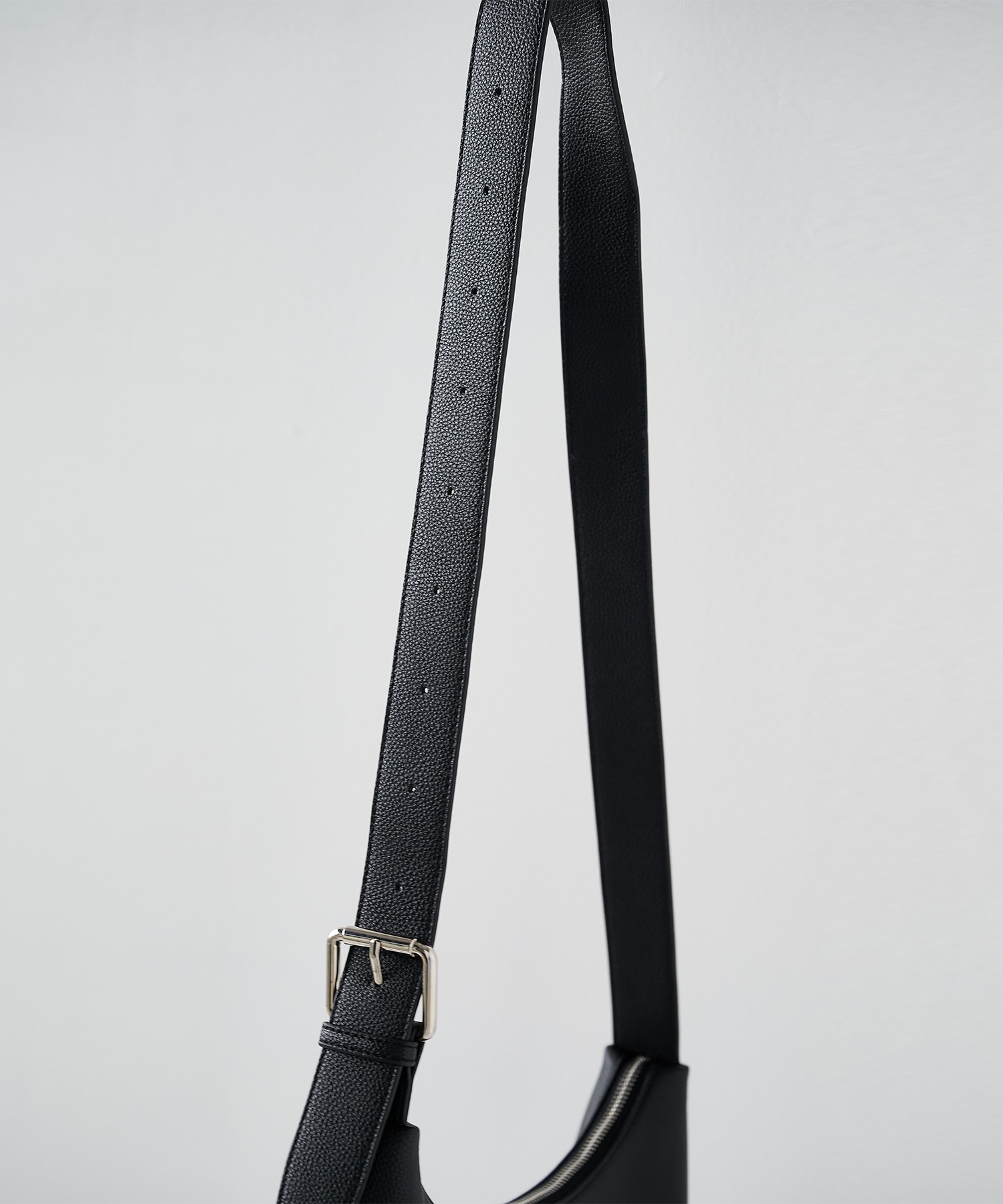 【WEB限定】レザースモールスリングバッグ